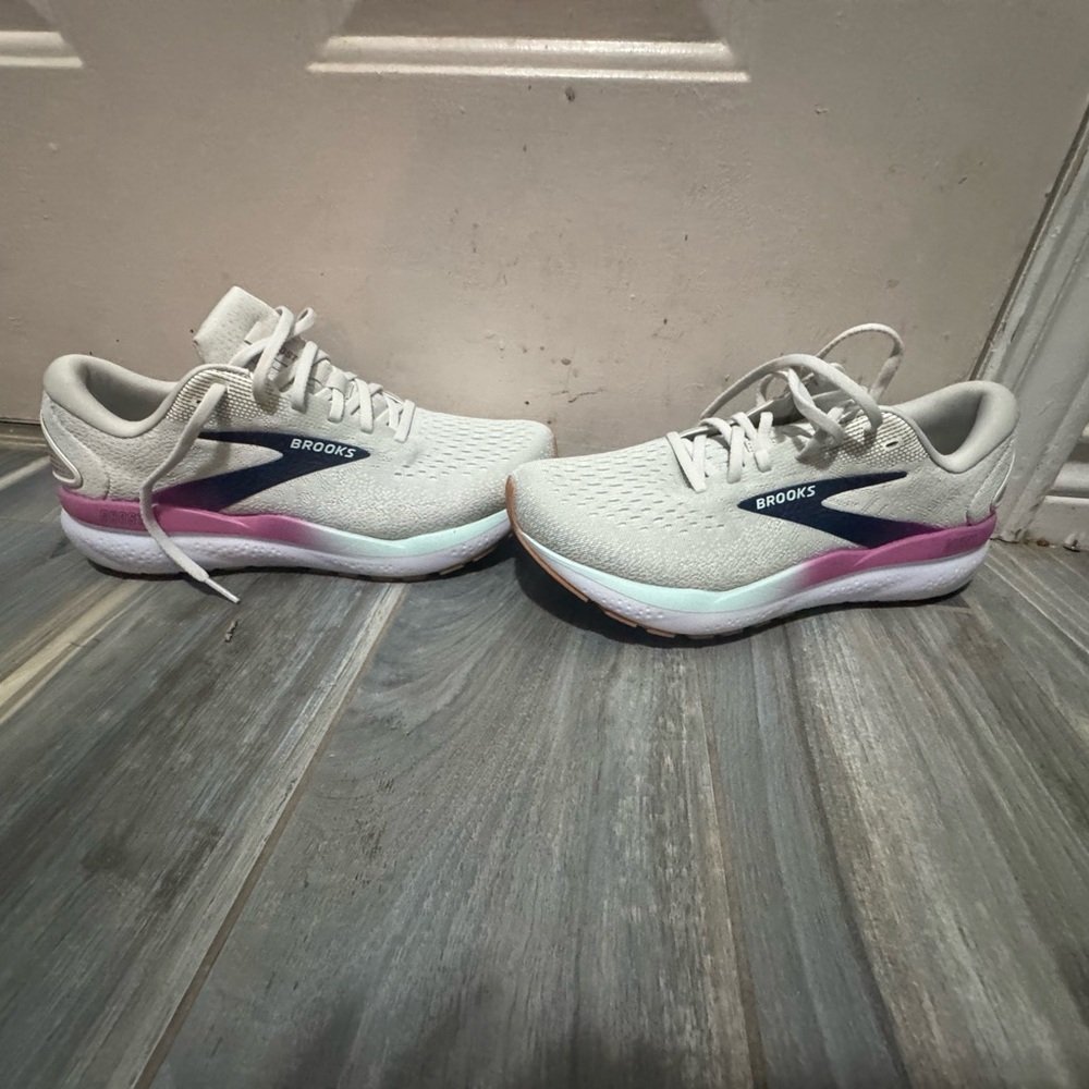 Brooks White and Purple Athletic Shoes with Cushioned Support